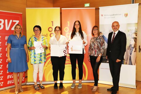 Schulleiterin Karin Schneemann, Pädagogin Liesbeth Wachmann und die Schülerinnen Michelle und Magdalena freuen sich über die Auszeichnung von Landesrätin Mag.a(FH) Daniela Winkler (l.) und Bildungsdirektor Mag. Heinz Josef Zitz.