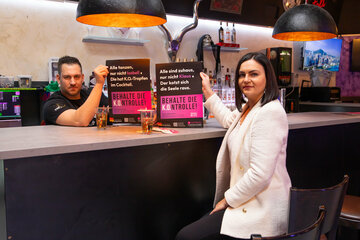 Landeshauptmann-Stellvertreterin Astrid Eisenkopf und Patrick Geisberger (G-Paradise) mit Sujets zur Kampagne "Behalte die K.O.ntrolle", die nun ausgeweitet wird.