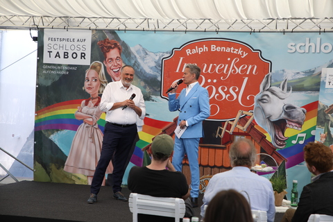 Intendant Alfons Haider im Gespräch mit Landeshauptmann Hans Peter Doskozil.
