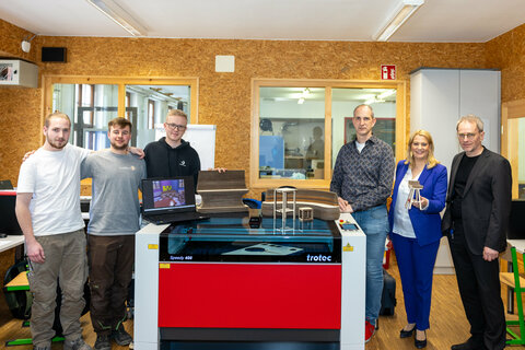 Landesrätin Daniela Winkler besuchte die Landesberufsschule in Pinkafeld und wurde von Direktor Wilhelm Pfeifer bei einem Rundgang durch die Schule begleitet.