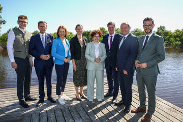 Die Landesenergiereferent:innen im Seehotel Rust (v.l.): Landesrat Maximilian Aigner (Salzburg), Landesrat Markus Achleitner (Oberösterreich), Landesrätin Simone Schmiedtbauer (Steiermark), Landeshauptmann-Stellvertreterin Anja Haider-Wallner Landesrat, Staatssekretärin Elisabeth Zehetner, Landesrat Daniel Allgäuer (Vorarlberg), Landeshauptmann-Stellvertreter Josef Geisler (Tirol) und Sebastian Schuschnig (Kärnten)