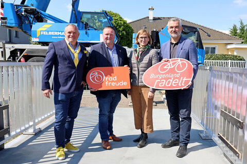 Landesrat Heinrich Dorner bei der neuen Radwegbrücke in Lutzmannsburg über den Ribicabach