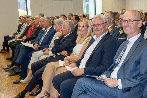 Der neue Landesgerichtspräsident Mag. Bernhard Kolonovits, Justizministerin Dr.in Anna Sporrer, der verabschiedete Landesgerichtspräsident Dr. Karl Mitterhöfer, Landesrätin Mag.a (FH) Daniela Winkler, Eisenstadts Bürgermeister LAbg. Mag. Thomas Steiner und Landesamtsdirektor Mag. Ronald Reiter, MA, beim Festakt im Landesgericht Eisenstadt.