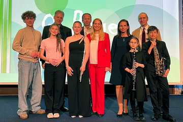 Bildungslandesrätin Mag.a (FH) Daniela Winkler (5.v.r.) war von den Darbietungen der Schülerinnen und Schülern des Gymnasiums Neusiedl am See beim Musical-Projekt Q-Rage begeistert.