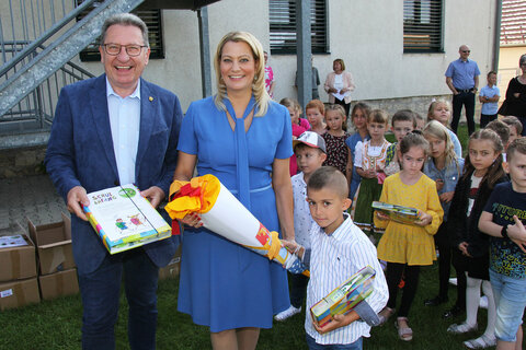 Bildungslandesrätin Mag.a (FH) Daniela Winkler überreichte Schultüten an Taferlklassler der Volksschule Nickelsdorf