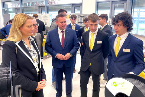 Landesrätin Daniela Winkler, HTBLA-Direktor Thomas Schober, Schulqualitätsmanager Werner Zwickl, Schulqualitätsmanagerin Michaela Seidl, Karin Wagner, Leiterin der Bildungsregion Süd, und Franz Bock, Leiter der Bildungsdirektion Nord zeigten sich gemeinsam mit den Abteilungsleitern von den Präsentationen der Schülerinnen und Schüler am Tag der offenen Tür in der HTBLA Eisenstadt beeindruckt.