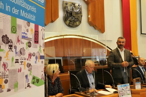 Landesrat Mag. Heinrich Dorner (r. stehend) bei der Verleihung des VCÖ-Mobilitätspreises Burgenland 2021;