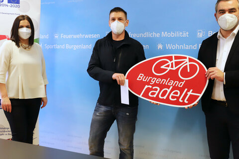 Landeshauptmann-Stellvertreterin Astrid Eisenkopf und Landesrat Heinrich Dorner übergeben Marco Gossy (Mitte) den Preis.