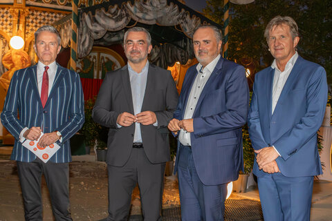 Landeshauptmann Hans Peter Doskozil mit Landesrat Heinrich Dorner, Sonnentherme-Geschäftsführer Werner Cerutti und Generalintendant Alfons vor dem Lustspielhaus in Lutzmannsburg