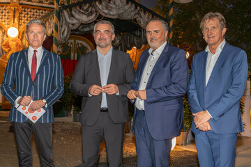 Landeshauptmann Hans Peter Doskozil mit Landesrat Heinrich Dorner, Sonnentherme-Geschäftsführer Werner Cerutti und Generalintendant Alfons vor dem Lustspielhaus in Lutzmannsburg