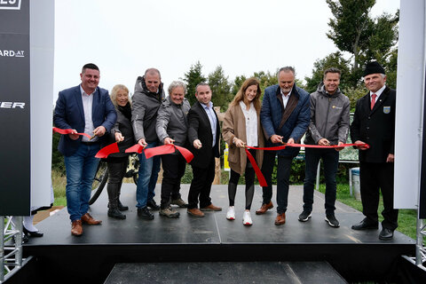 Bei der feierlichen Eröffnung der Burgenland-Trails am Geschriebenstein (v.l.): Bürgermeister Michael Kefeder, Lockenhaus, Brigitta Pelzer, GF Tourismusverband Mittelburgenland-Rosalia, Martin Ochsenhofer, GF Tourismusverband Südburgendland, Dr. Martin Nehrer, Vizebürgermeister Klaus Gangl, Rechnitz, Julia Dujmovits, Landeshauptmann Hans Peter Doskozil und Didi Tunkel, Geschäftsführer Burgenland Tourismus