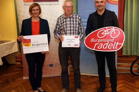 Landesrat Heinrich Dorner und Christine Zopf-Renner (v.r.) mit Johan Rosman (Mitte), der den Preis für die Gemeinde Parndorf stellvertretend für seine Frau, Administratorin Christa Wendelin, entgegennahm.