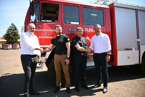 Landeshauptmann Hans Peter Doskozil und Landesrat Heinrich Dorner übergaben Feuerwehrfahrzeuge aus dem Burgenland an den Vorsitzenden der Region Transkarpatien, Viktor Mykyta, und Regierungsvertreter.