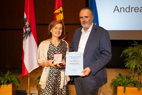 Landeshauptmann Hans Peter Doskozil verlieh der Geschäftsführerin der Österreichische Krebshilfe Burgenland Mag.a Andrea Konrath das Goldene Ehrenzeichen
