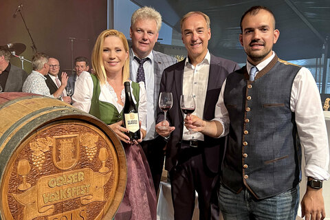 LR Leonhard Schneemann mit Bgm. LAbg. Kilian Brandstätter (4.v.l.), Puls 4-Moderatorin Johanna Setzer und Volksfest-Organisator Dieter Horvath