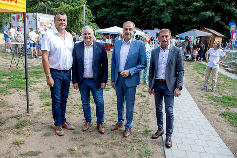 Bürgermeister Martin Kramelhofer (l.) mit Landesrat Dr. Leonhard Schneemann (2.v.r.) sowie Unterkohlstättens Bürgermeister Christian Pinzker (2.v.l.) und PEB-Geschäftsführer Thomas Rosner (r.) (Projektentwicklung Burgenland).