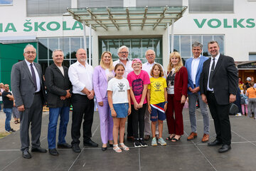 Bildungslandesrätin Daniela Winkler (4.v.l.) mit Pfarrer Franz Borenitsch, Baumeister Gottfried Takats, Bürgermeister Wolfgang Kovacs, Vizebürgermeister Wolfgang Daniel, Gemeinderat Franz Huszar, Schulqualitätsmanagerin (SQM) Karin Vukman-Artner, Schulqualitätsmanager (SQM) Werner Zwickl und Direktor Stefan Bunyai (v.l.) mit Schülern.