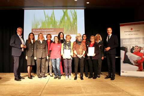 Im Rahmen der Jubiläumsfeier im Kultur- und Kongresszentrum Eisenstadt anlässlich 25 Jahre Hospizarbeit im Roten Kreuz Burgenland wurden – stellvertretend für ihre Teams – MitarbeiterInnen in der Hospizarbeit geehrt und erhielten Urkunden