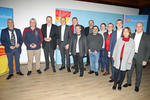 Landeshauptmann Hans Peter Doskozil (3.v.l.) mit Oberwarts Bürgermeister Georg Rosner (r.) und Vizebürgermeister Michael Leitgeb (l.) sowie Architekt Manfred Gräber (3.v.r.) und Vertreterinnen und Vertretern der drei Volksgruppen.