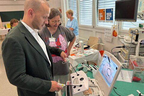 Nationalratsabgeordneter Maximilian Köllner zeigte beim Stand der Chirurgie sein Fingerspitzengefühl.