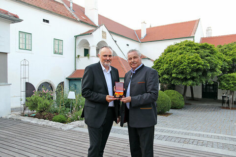 Landeshauptmann Hans Peter Doskozil überreichte Winzer Johann Scheiblhofer das Komturkreuz