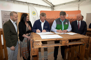 Bei der Unterzeichnung des Kooperationsvertrages (v.l.): Bürgermeister NRAbg. Maximilian Köllner (Illmitz), Landeshauptmann-Stellvertreterin Mag.a Astrid Eisenkopf, Peter Südbeck, Leiter der Nationalparkverwaltung Niedersächsisches Wattenmeer, der Direktor des Nationalpark Neusiedler See – Seewinkel, Johannes Ehrenfeldner und S.E. Michael Klor-Berchtold, Botschafter der Bundesrepublik Deutschland in Österreich