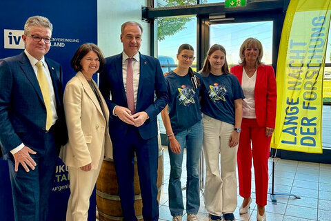 LR Schneemann und Neusiedls Bürgermeisterin Elisabeth Böhm bei der Langen Nacht der Forschung bei Dr. Bohrer Lasertec in Neusiedl am See