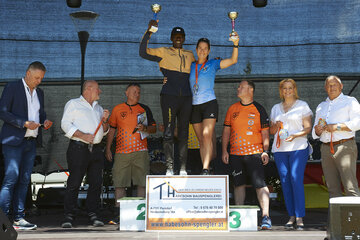 Landesrätin Mag.a (FH) Daniela Winkler überreichte den Sieger*innen die Pokale und stellte sich mit Glückwünschen ein.