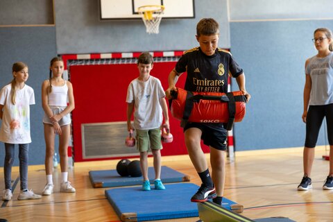 Bildungslandesrätin Mag.a (FH) Daniela Winkler eröffnete die Lern- und Feriencamps 2023.