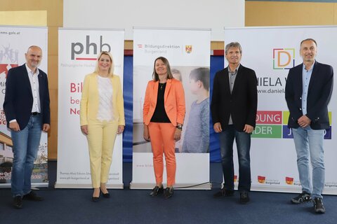 Bildungsdirektor Mag. Heinz Josef Zitz, Bildungslandesrätin Mag.a (FH) Daniela Winkler, Dr.in Sabine Weisz, Rektorin der Pädagogischen Hochschule Burgenland, Projektleiter LMS Christian Fuchs und Projektleiter „skooly“ Georg Ratz bei der Pressekonferenz in der NMS Gols.