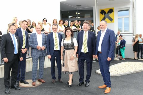 Landeshauptmann Hans Peter Doskozil gratulierte zum gelungenen Umbau der Raiffeisenbezirksbank Oberwart.