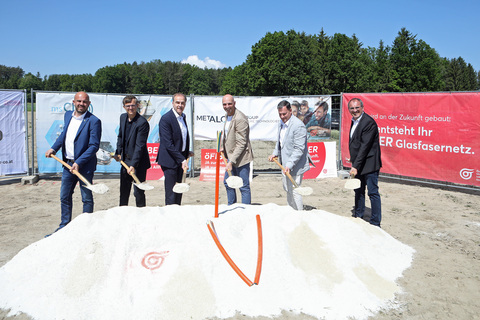 Spatenstich Glasfaserausbau-Gemeinden_1 und 2: Bürgermeister Joachim Raser (Gemeinde Markt Allhau), Christian Nemeth, CCO der öGIG, Landesrat Dr. Leonhard Schneemann, Bürgermeister Jürgen Zimara (Gemeinde Loipersdorf-Kitzladen), Bürgermeister Wolfgang Koller (Gemeinde Kemeten) und Bürgermeister Walter Pfeifer (Gemeinde Wolfau), v.l., beim Spatenstich zum neuen Glasfaser-Ausbau im Südbugenland.