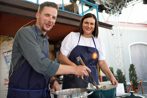 Landeshauptmann-Stellvertreterin Astrid Eisenkopf (r.) und Koch Georg Gossi kochten auf der Bühne auf Schloss Tabor Sterz.