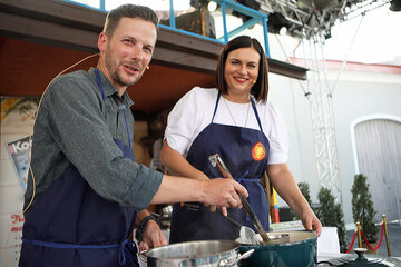 Landeshauptmann-Stellvertreterin Astrid Eisenkopf (r.) und Koch Georg Gossi kochten auf der Bühne auf Schloss Tabor Sterz.