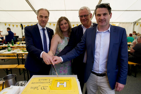 Landesrat Dr. Leonhard Schneemann (l.) gratulierte Wohnbereichsleiterin DGKP Doris Herczeg (2.v.l., Diplomierte Gesundheits- und Krankenpflegerin) zum Jubiläum. Mit dem Landesrat stellten sich auch Hilfswerk Burgenland-Präsident Mag. Thomas Steiner und Landtagsabgeordneter Mag. Christian Sagartz, BA (v.l.) mit Glückwünschen ein, danach wurde gemeinsam die Jubiläumstorte angeschnitten.