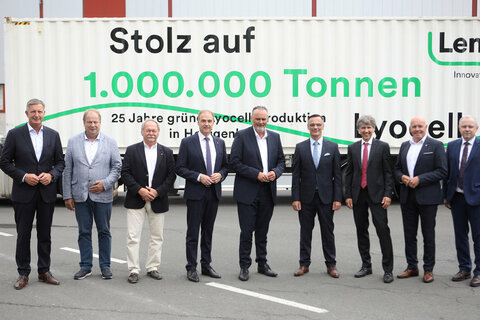 Gruppenfoto mit Landeshauptmann Mag. Hans Peter Doskozil (Mitte) und Landesrat Dr. Leonhard Schneemann (4.v.l.) mit Fibers-GmbH-Standortleiter DI Dr. Bernd Andreas Zauner und Vorstandsdirektor DI Stephan Sielaff (Lenzing AG Gruppe) sowie den Bürgermeistern aus der Region.