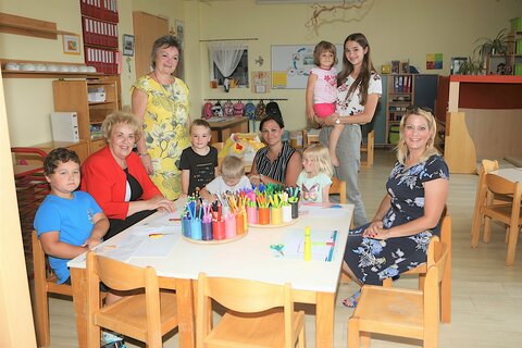Landesrätin Mag.a (FH) Daniela Winkler (r.), Landtagspräsidentin Verena Dunst (2. v.l. sitzend), Bürgermeisterin Renate Habetler (3. v.l. stehend), Kindergartenpädagogin Barbara Frühwirth (zwischen den Kindern sitzend, Mitte) und Kindergartenpädagogin Lena Jobst (r. stehend) mit Kindern in Bernstein.