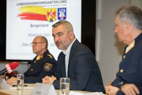 Der Leiter der Landesverkehrsabteilung (LVA), Oberst Andreas Stipsits, Verkehrslandesrat Mag. Heinrich Dorner und Landespolizeidirektor Mag. Martin Huber präsentierten die Verkehrsbilanz 2023 und die Schwerpunkte 2024.