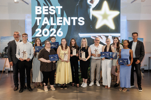Die ausgezeichneten „Best Talents 2026“ und die mit einer Urkunde gewürdigten Nachwuchskräfte gemeinsam mit Landesrat Heinrich Dorner (1.v.l.) und Burgenland Tourismus-Geschäftsführer Didi Tunkel(1.v.r.).