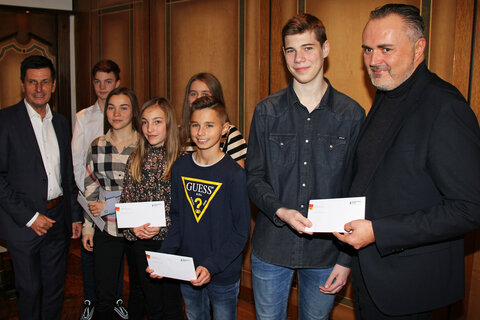Sportlandesrat Christian Illedits, Felix Schmidl, Anna Fuhrmann, Lisa Fuhrmann, Anna Schmidl, Dominik Horvath, Alessandro Nukic und Landeshauptmann Hans Peter Doskozil
