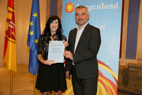 Manuela Thurner erhielt von Landesrat Heinrich Dorner den Fred Sinowatz Wissenschaftspreis überreicht überreicht