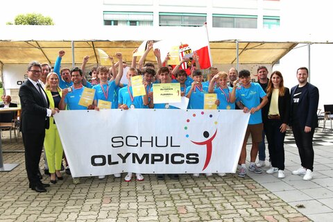 Bildungsminister Martin Polaschek, Bürgermeister Kurt Maczek, Bildungslandesrätin Daniela Winkler mit der erstplatzierten Mannschaft des Georg von Peuerbach Gymnasiums Linz (OÖ) und Vizebürgermeisterin Carina Laschober-Luif und Vizebürgermeister Adrian Kubat.