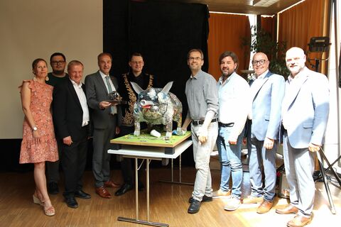 Landesrat Leonhard Schneemann mit den Vertreterinnen des Koryphäen ReUse-Shops, die den Goldenen Mistkäfer für ihren Beitrag zur Wiederverwertung und Ressourcenschonung bekamen.