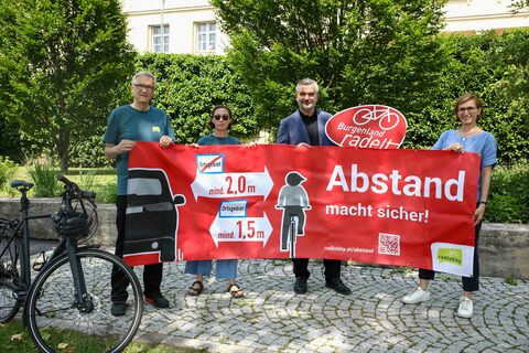 Machen aufmerksam auf den vorgeschriebenen Mindestabstand beim Überholen von Radfahrenden (v.l.): Stefan Haider und Karoline Szivatz von der Radlobby Burgenland, Verkehrslandesrat Heinrich Dorner sowie DIin Christine Zopf-Renner, Leiterin Mobilitätszentrale Burgenland