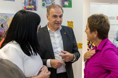 Landesrat Leonhard Schneemann bei der Vernissage „LEICHT – LICHT – BUNT“ im Gespräch mit pro mente Burgenland Geschäftsführerin Katrin Striok (links im Bild) und pro mente Burgenland Obfrau und Geschäftsführerin Eva Blagusz.