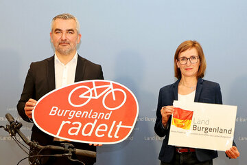 Landesrat Heinrich Dorner präsentiert gemeinsam mit Christine Zopf-Renner, der Leiterin der Mobilitätszentrale Burgenland, die Aktion „Burgenland radelt 2025“.