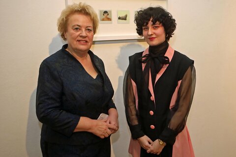 Landtagspräsidentin Verena Dunst mit Künstlerin Anna Carina Roth (v.l.) vor einem ihren Werken, die seit heute, Samstagabend (7. März 2020), im Offenen Haus Oberwart zu besichtigen sind.