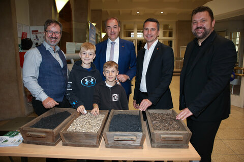 Wie das biotechnische Recyclen von Kohlenstoff funktioniert, wurde an der Station der Firma Sonnenerde erklärt (v.l.): Gerald Dunst, Fa. Sonnenerde, Mathias, Max, Landesrat Leonhard Schneemann, Landtagspräsident Robert Hergovich und Forschungskoordinator Martin Zloklikovits.