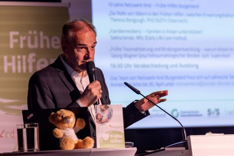 Landesrat Leonhard Schneemann spricht bei der Fachtagung anlässlich "10 Jahre Netzwerk Kind Burgenland".