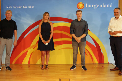 Pfarrer Günther Kroiss, Obmann des Vereins "2getthere", mit Projekt-Mitarbeiterin Lisa Ollram, BA, Projektkoordinator Julian Hochstätter und LH Hans Peter Doskozil